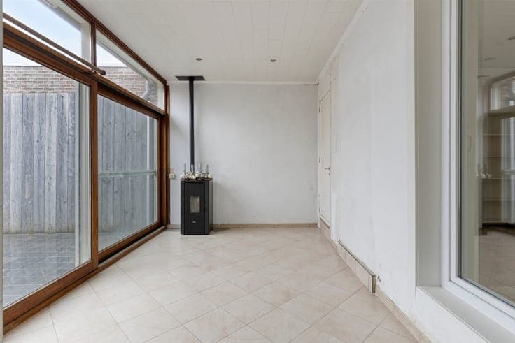 Cozy home with garden, double garage and driveway