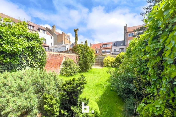 House with 4 bedrooms and a sunny garden.
