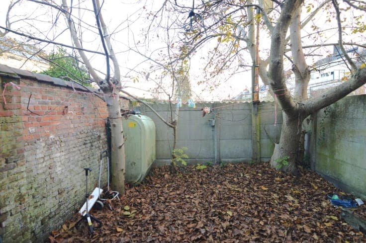 TE RENOVEREN: 193 m2 - 4 slpks - nabij station/stadsrand