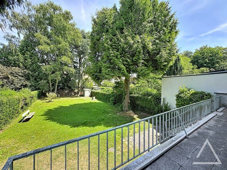 Magnificent house with garden and garage