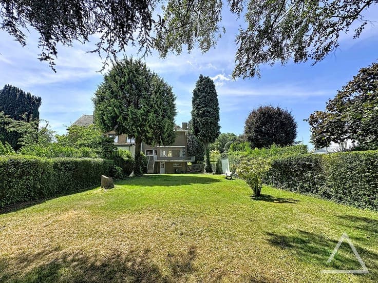 Magnificent house with garden and garage