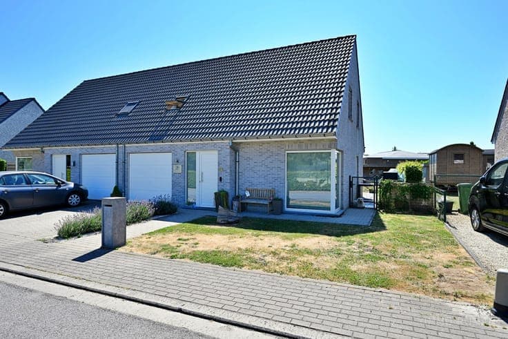 Recente HOB met 3 slaapkamers en garage te Kluisbergen!