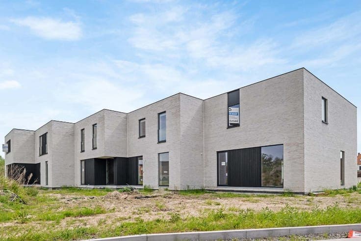 Halfopen nieuwbouw met zuidwest gerichte tuin
