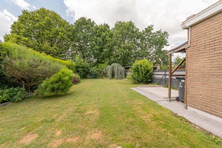 Trendy family home with a spacious, lush garden!