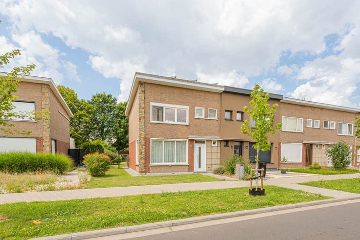 Trendy family home with a spacious, lush garden!