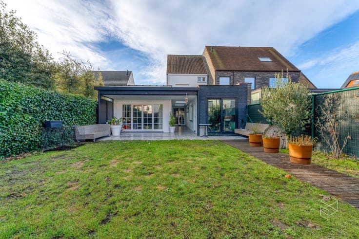Vernieuwde woning met 4 slpk - garage & tuin in het dorps...