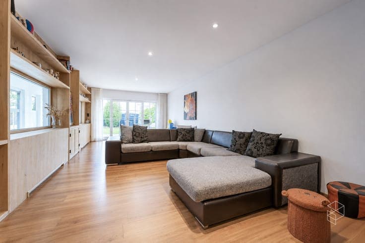 Vernieuwde woning met 4 slpk - garage & tuin in het dorps...
