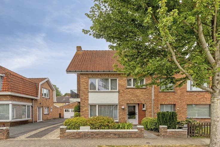 Solid semi-open house in a quiet location for sale in Bruges