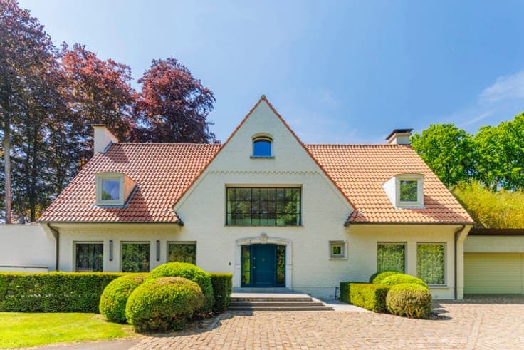 Artful luxury villa with park garden in prime location
