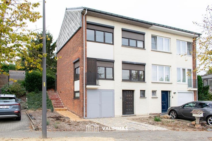 Centrum: op te knappen driegevelwoning met garage en tuin...