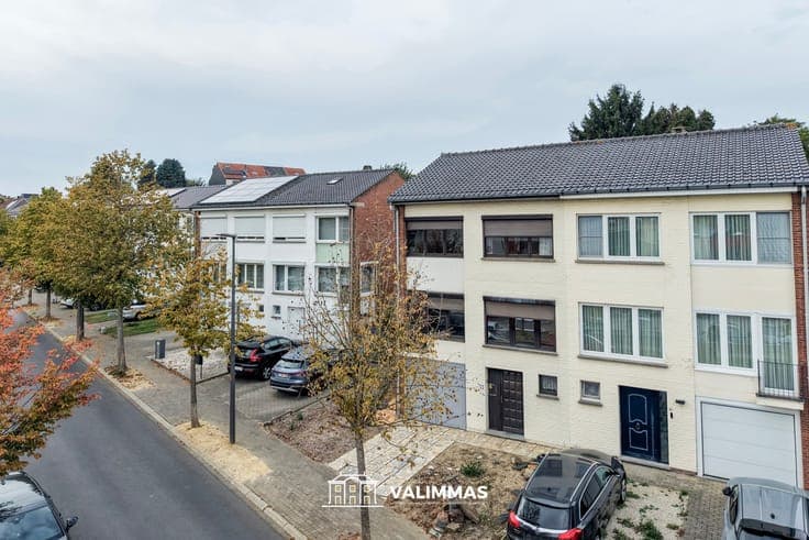 Centrum: op te knappen driegevelwoning met garage en tuin...