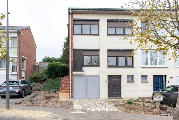 Centrum: op te knappen driegevelwoning met garage en tuin...