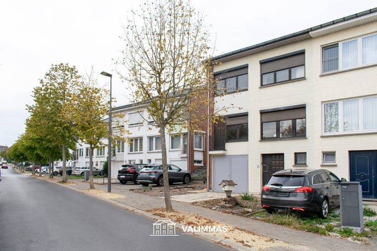 Centrum: op te knappen driegevelwoning met garage en tuin...