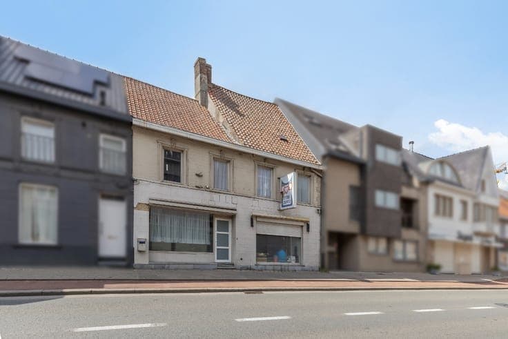 House to renovate for sale in heart of Saint-Eloois-Vijve