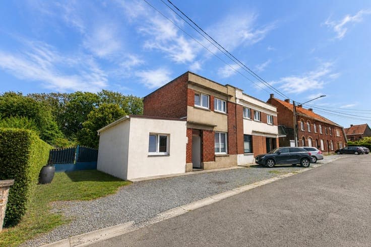 Renovated 3-sided house with four bedrooms
