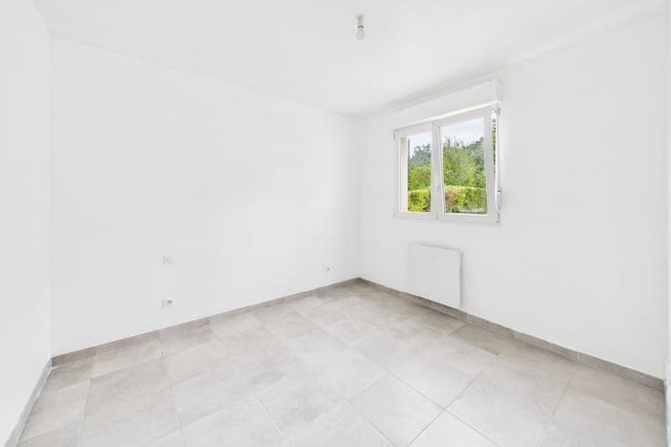 Renovated 3-sided house with four bedrooms