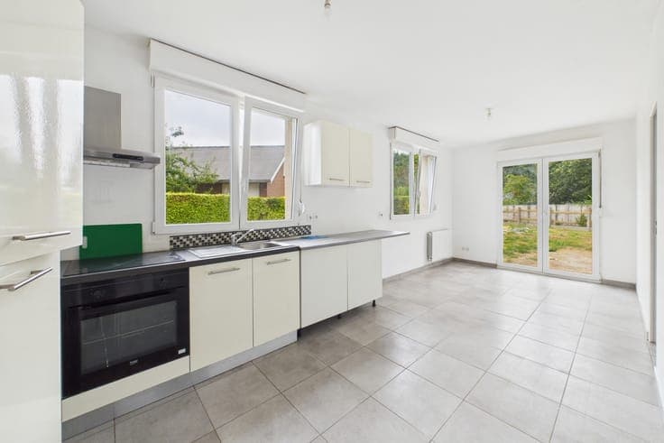 Renovated 3-sided house with four bedrooms
