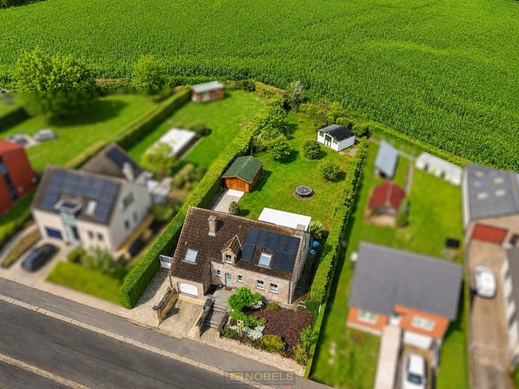 Te koop, instapklare gezinswoning met ruime tuin en knap ...