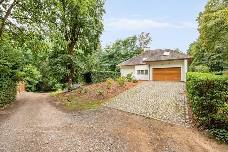Stylish villa with 3 spacious bedrooms, pool, and double in