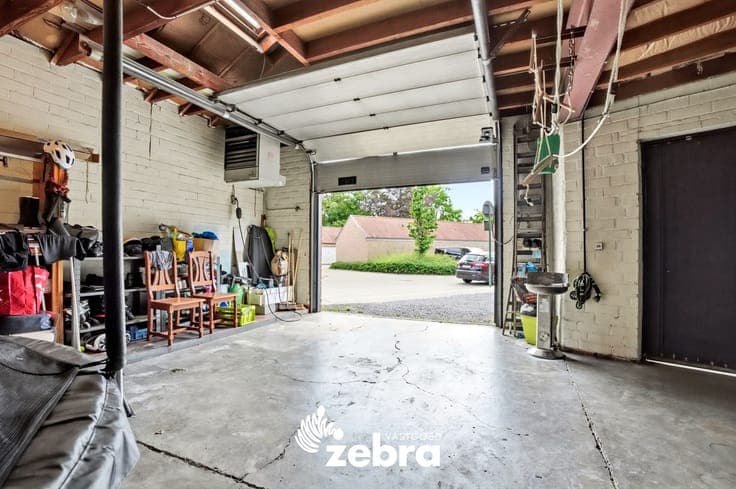 Gesloten bebouwing met 4 slaapkamers, ruime garage en han...