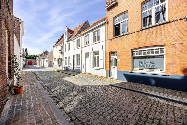 Instapklare STARTERSWONING met terras in het centrum van ...