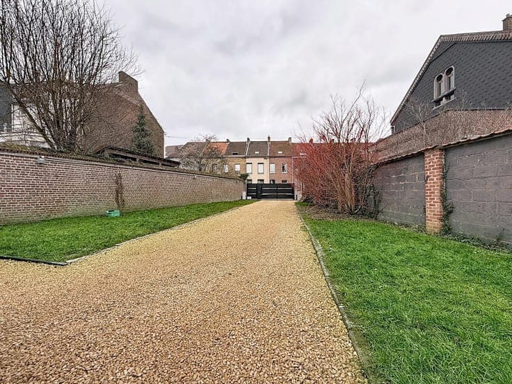 RENOVATED HOUSE WITH 3 FACADES, 4 BEDROOMS + 2 BATHROOMS & 1