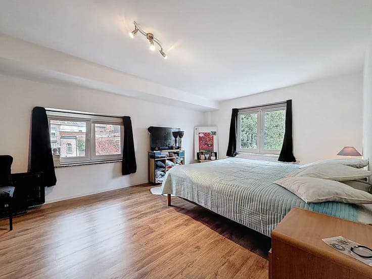 RENOVATED HOUSE WITH 3 FACADES, 4 BEDROOMS + 2 BATHROOMS & 1
