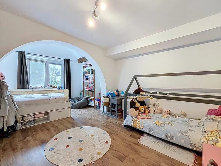 RENOVATED HOUSE WITH 3 FACADES, 4 BEDROOMS + 2 BATHROOMS & 1