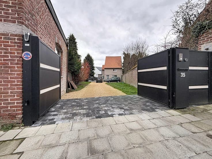 RENOVATED HOUSE WITH 3 FACADES, 4 BEDROOMS + 2 BATHROOMS & 1