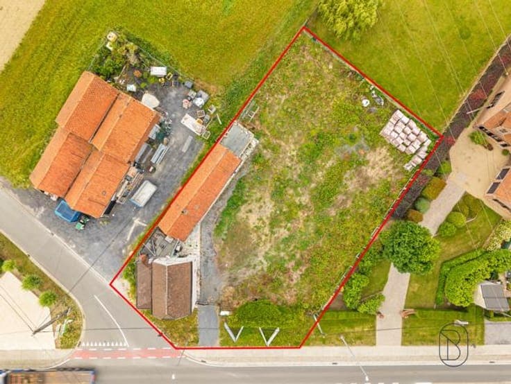 Property to be demolished in a strategic location in Zulte,