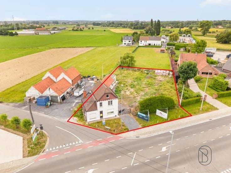 Property to be demolished in a strategic location in Zulte,