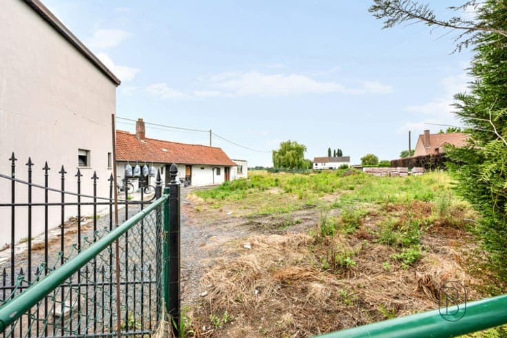 Property to be demolished in a strategic location in Zulte,