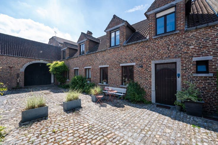 VILLERS-LA-VILLE–Marbais, COMPLEX of 2 HOUSES and 1 BARN