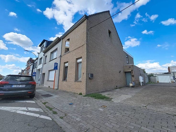 Sale - House Sint-Pieters-Leeuw - 399,000 €