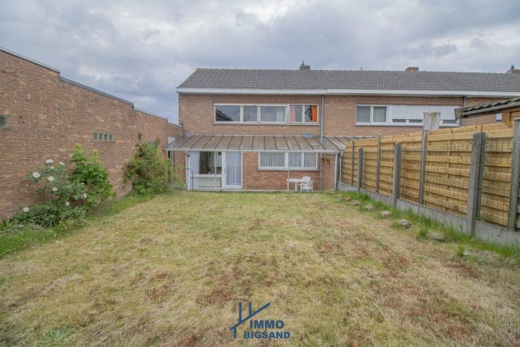 Ruime woning met garage gelegen in een rustige woonwijk m...