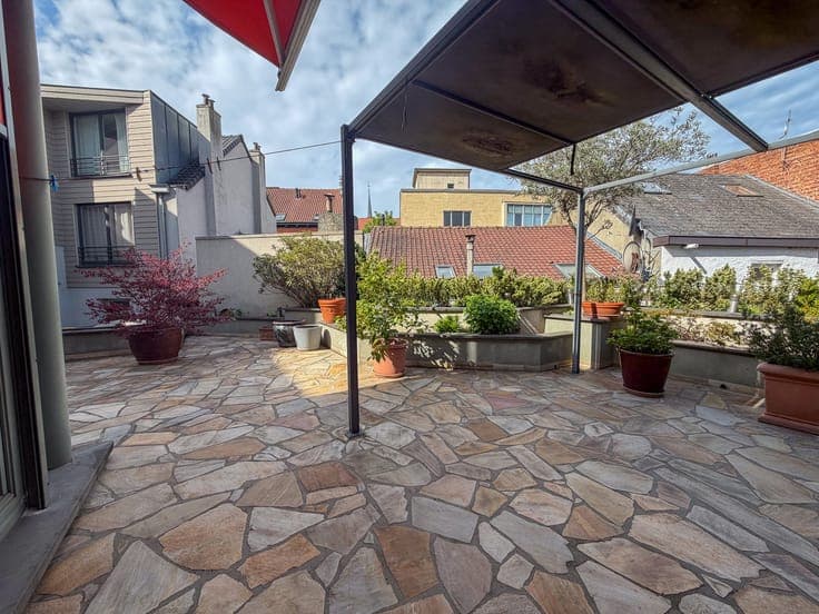 3-bedroom triplex with garage and large terrace