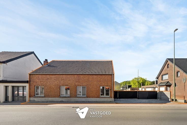 RECENT GERENOVEERDE WONING MET 3 SLAAPKAMERS OP PERCEEL VAN