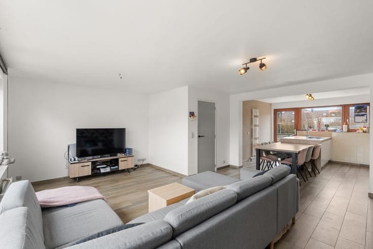 Spacious and well-maintained maisonette with 4 bedrooms, ...