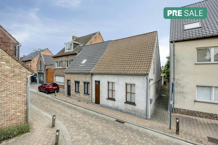 Centrally located, semi-detached house with potential in Kal