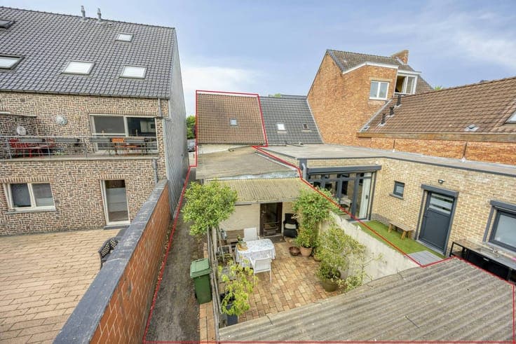 Centrally located, semi-detached house with potential in Kal