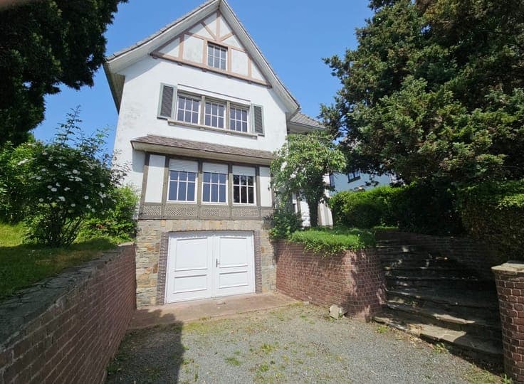 Charmante, te renoveren villa op gunstige locatie