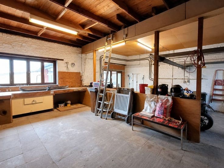 Karaktervolle dorpswoning met ruime bijgebouwen in hartje...