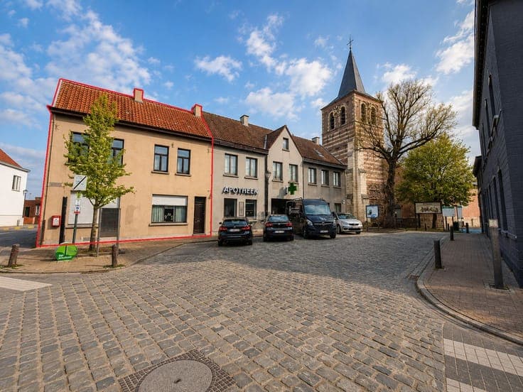 Karaktervolle dorpswoning met ruime bijgebouwen in hartje...