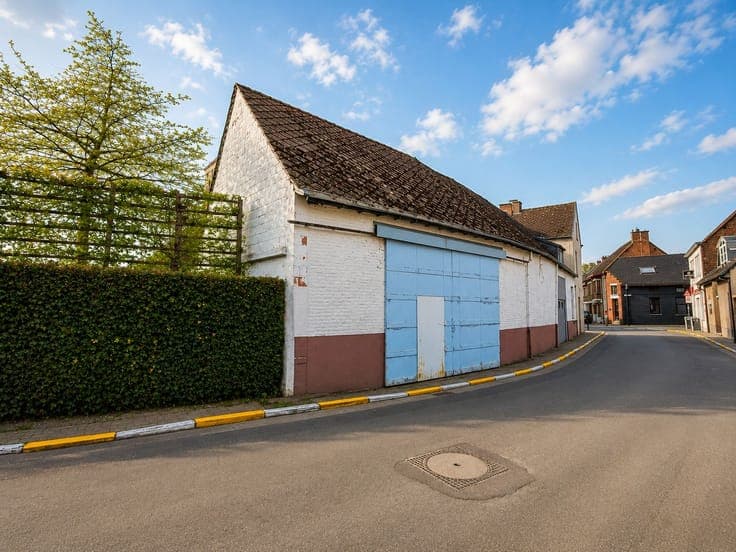 Karaktervolle dorpswoning met ruime bijgebouwen in hartje...