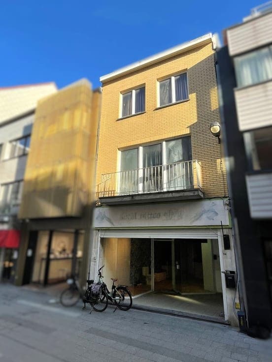 Handelswoonst met duplex-appartement op toplocatie in Bla...