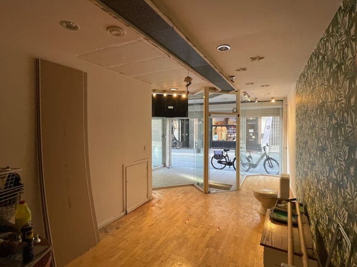 Handelswoonst met duplex-appartement op toplocatie in Bla...