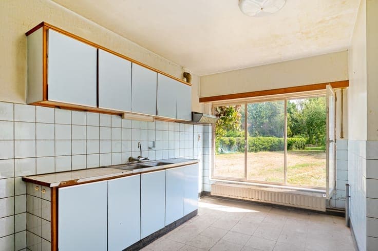 Ruime te renoveren halfopen bebouwing met 4 slpkrs te Hei...
