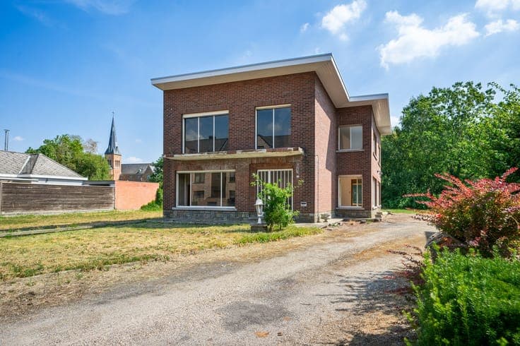 Ruime te renoveren halfopen bebouwing met 4 slpkrs te Hei...