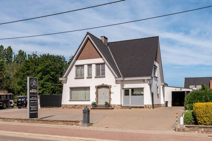 Ruime, degelijke gezinswoning met magazijn op een perceel...