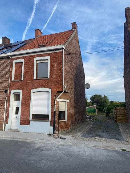 Te renoveren of te herbouwen hoekwoning met grote tuin va...